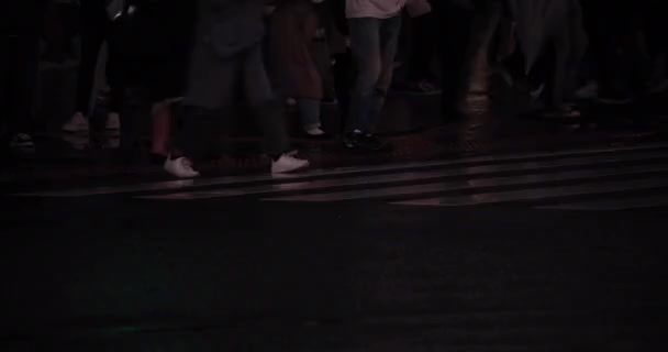 Ein Hochgeschwindigkeits-Shooting von wandelnden Menschen Körperteile bei Shibuya Kreuzung regnerischen Tag — Stockvideo