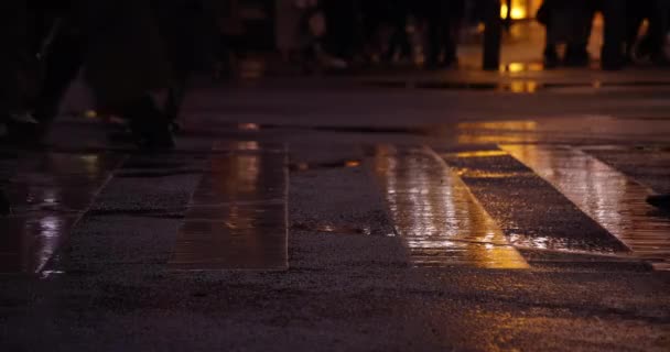 Sétáló emberek testrészeinek nagysebességű fotózása Shibuyában esős napokon. — Stock videók