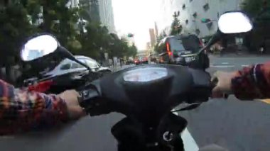 Tokyo 'daki şehir caddesinde bisiklet sürme zamanı.. 