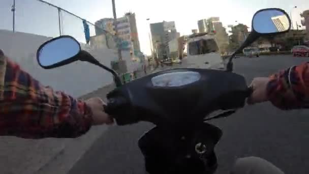 Egy szempontból a vezetési időeltolódás kerékpárral a városi utcán Tokióban. — Stock videók