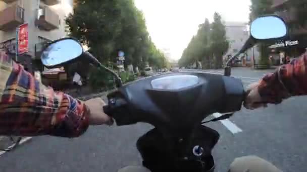 Tokyo 'daki şehir caddesinde bisiklet sürme zamanı.. — Stok video