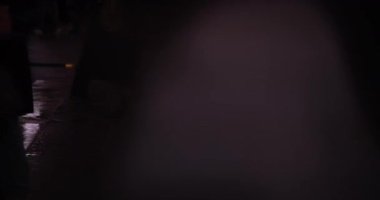 Yağmurlu bir gecede sokakta yüksek hızda su birikintisi.