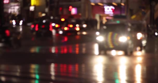 Високошвидкісна зйомка калюжі в дощовий день на вулиці вночі — стокове відео
