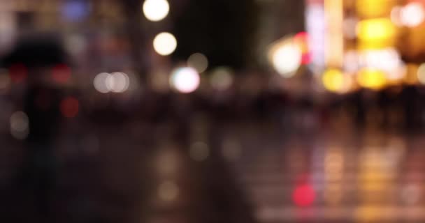 Egy nagy sebességű pocsolya forgatás az utcán esős nappal éjszaka — Stock videók