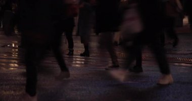 Yağmurlu bir gecede sokakta yüksek hızda su birikintisi.