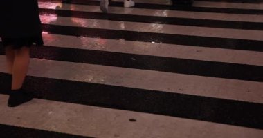 Yağmurlu bir gecede sokakta yüksek hızda su birikintisi.