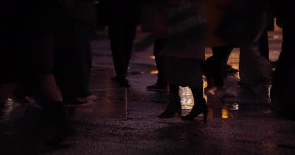 Een hoge snelheid schieten van plas op straat regenachtige dag 's nachts — Stockvideo