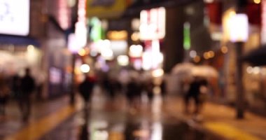 Yağmurlu bir gecede sokakta yüksek hızda su birikintisi.