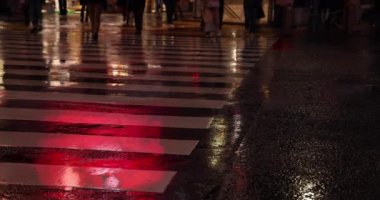 Yağmurlu bir gecede sokakta yüksek hızda su birikintisi.