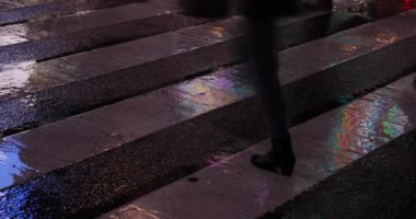 Yağmurlu bir gecede sokakta yüksek hızda su birikintisi.