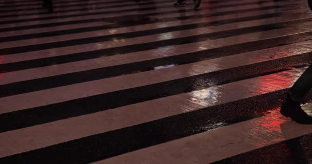 Високошвидкісна зйомка калюжі в дощовий день на вулиці вночі — стокове відео