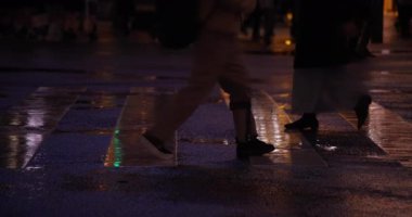 Yağmurlu bir gecede sokakta yüksek hızda su birikintisi.