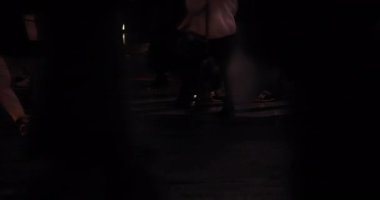 Yağmurlu bir gecede sokakta yüksek hızda su birikintisi.