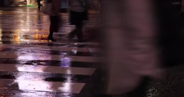 Yağmurlu bir gecede sokakta yüksek hızda su birikintisi.