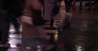 Yağmurlu bir gecede sokakta yüksek hızda su birikintisi.