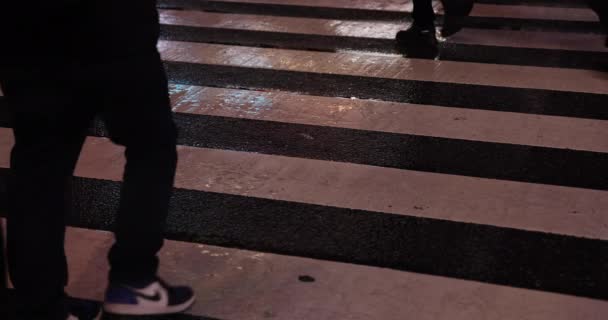 Een hoge snelheid schieten van plas op straat regenachtige dag 's nachts — Stockvideo