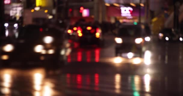 Ein Hochgeschwindigkeits-Schießen von Pfütze auf der Straße regnet Tag in der Nacht — Stockvideo