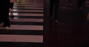 Yağmurlu bir gecede sokakta yüksek hızda su birikintisi.