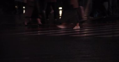 Yağmurlu bir gecede sokakta yüksek hızda su birikintisi.