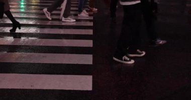 Yağmurlu bir gecede sokakta yüksek hızda su birikintisi.