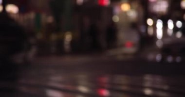 Yağmurlu bir gecede sokakta yüksek hızda su birikintisi.