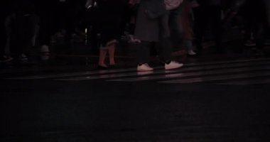 Yağmurlu bir gecede sokakta yüksek hızda su birikintisi.