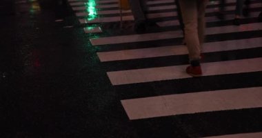 Yağmurlu bir gecede sokakta yüksek hızda su birikintisi.