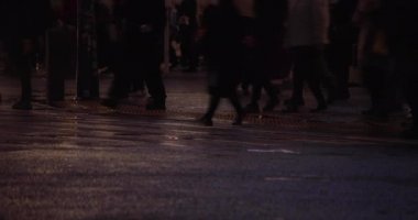 Yağmurlu bir gecede sokakta yüksek hızda su birikintisi.