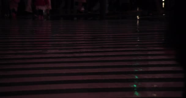 Egy nagy sebességű pocsolya forgatás az utcán esős nappal éjszaka — Stock videók