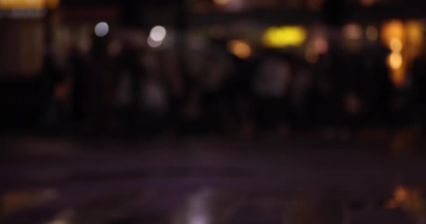 Высокоскоростная стрельба лужей на улице дождливый день ночью — стоковое видео