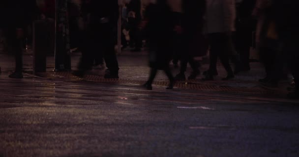 Een hoge snelheid schieten van plas op straat regenachtige dag 's nachts — Stockvideo