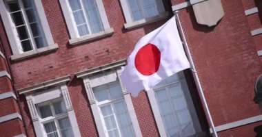 Tokyo İstasyonu çapraz bileşimi etrafında Japon Ulusal Bayrağının yüksek hızı 