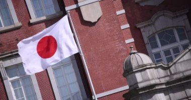 Tokyo İstasyonu çapraz bileşimi etrafında Japon Ulusal Bayrağının yüksek hızı 