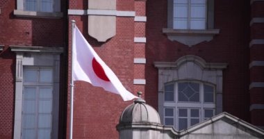 Tokyo istasyonunda yüksek hızda Japon Ulusal Bayrağı
