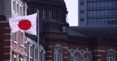 Tokyo istasyonunda yüksek hızda Japon Ulusal Bayrağı