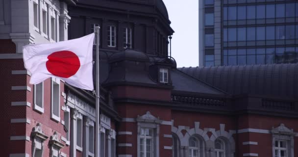 Wysoka prędkość Japońskiej Flagi Narodowej dokoła Tokio stacja copyspace — Wideo stockowe