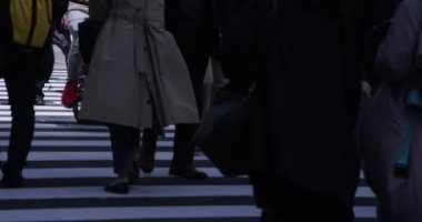 Shinjuku kentindeki yürüyen insanların vücut parçaları yüksek hızda.