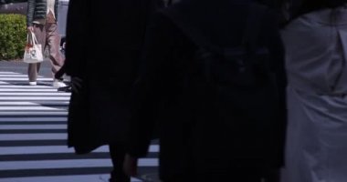 Shinjuku kentindeki yürüyen insanların vücut parçaları yüksek hızda.