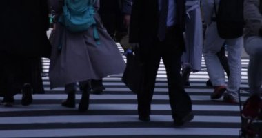 Shinjuku kentindeki yürüyen insanların vücut parçaları yüksek hızda.