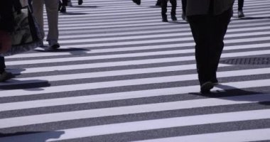 Shinjuku kentindeki yürüyen insanların vücut parçaları yüksek hızda.