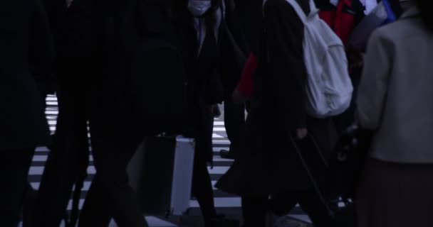 Shinjuku kentindeki yürüyen insanların vücut parçaları yüksek hızda. — Stok video
