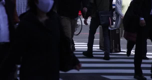 Sebuah kecepatan tinggi dari bagian tubuh orang berjalan di kota perkotaan di Shinjuku — Stok Video