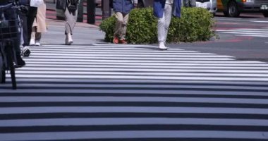 Shinjuku kentindeki yürüyen insanların vücut parçaları yüksek hızda.