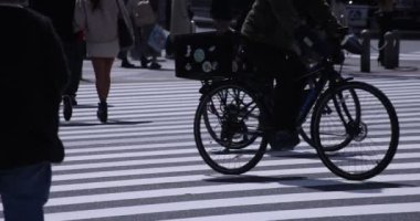 Shinjuku kentindeki yürüyen insanların vücut parçaları yüksek hızda.