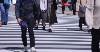 Shinjuku kentindeki yürüyen insanların vücut parçaları yüksek hızda.