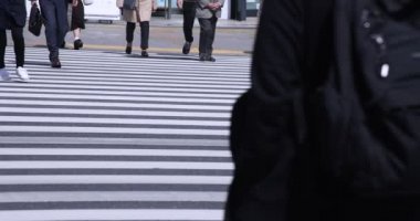 Shinjuku kentindeki yürüyen insanların vücut parçaları yüksek hızda.