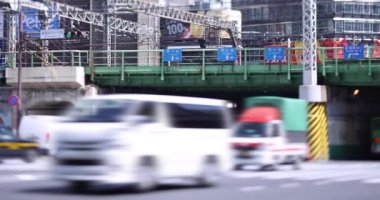 Shinjuku kentindeki Japon iş adamlarının yürüme hızı çok yüksek.