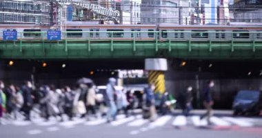 Shinjuku kentindeki Japon iş adamlarının yürüme hızı çok yüksek.
