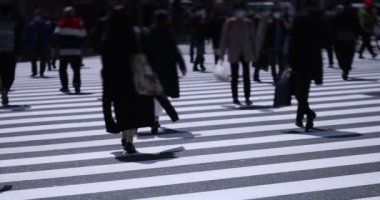 Shinjuku kentindeki yürüyen insanların vücut parçaları yüksek hızda.