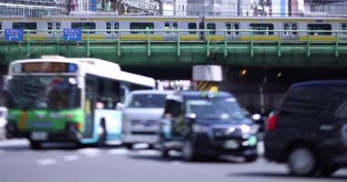 Shinjuku kentindeki Japon iş adamlarının yürüme hızı çok yüksek.